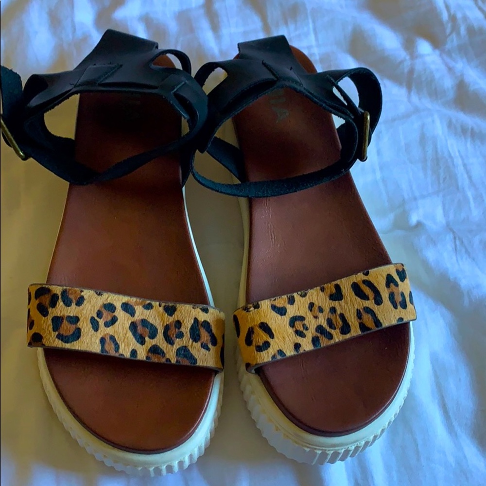 Cute mini platform sandals: Never been worn